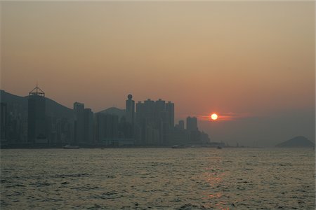 simsearch:855-03024721,k - Sunset over Victoria Harbour from West Kowloon, Hong Kong Fotografie stock - Rights-Managed, Codice: 855-05980988