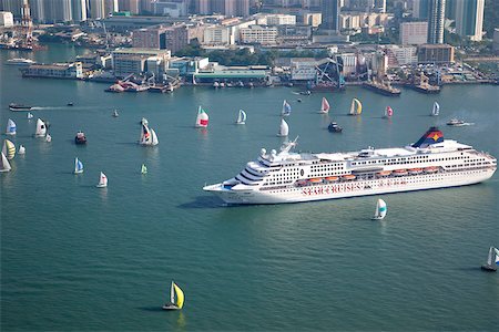 Yachting in Victoria Harbour with cruise ship in the foreground, Hong Kong Foto de stock - Con derechos protegidos, Código: 855-05981175