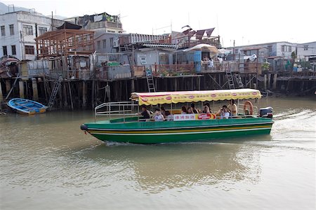 Excursion boat running along the Tai O fishing village, Lantau Island, Hong Kong Foto de stock - Con derechos protegidos, Código: 855-05981248