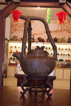 simsearch:855-02989079,k - A big tea kettle symbolizing the teahouse, Chaozhou, China Foto de stock - Direito Controlado, Número: 855-05982154