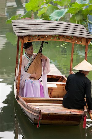 A woman playing pipa on a boat at the garden to Liuyuan, Suzhou, Jiangsu Province, China Foto de stock - Con derechos protegidos, Código: 855-05982306