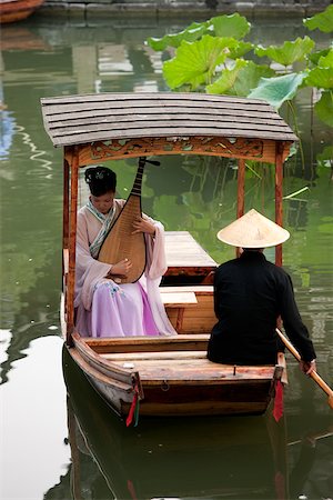 A woman playing pipa on a boat at the garden to Liuyuan, Suzhou, Jiangsu Province, China Foto de stock - Con derechos protegidos, Código: 855-05982307