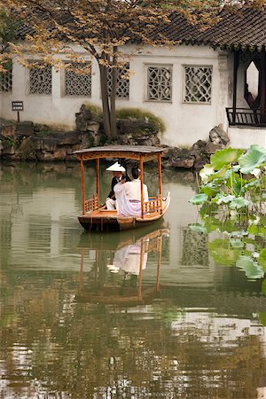 A woman playing pipa on a boat at the garden to Liuyuan, Suzhou, Jiangsu Province, China Foto de stock - Con derechos protegidos, Código: 855-05982301