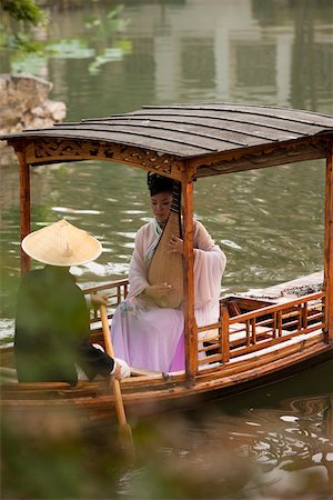 A woman playing pipa on a boat at the garden to Liuyuan, Suzhou, Jiangsu Province, China Foto de stock - Con derechos protegidos, Código: 855-05982303