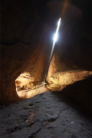 Light seen through the aperture of cave, Yixiantian, Wuyi mountain, Fujian, China Foto de stock - Con derechos protegidos, Código: 855-05982387