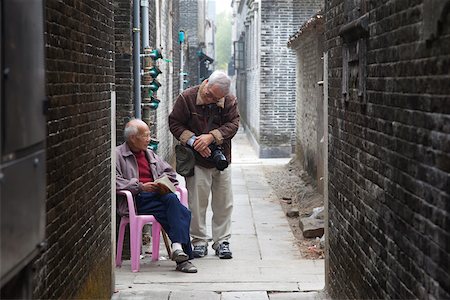 A tourist talking to a senior beside his house at Jinjiangli village, Kaiping, Guangdong Province, China Foto de stock - Con derechos protegidos, Código: 855-05982883