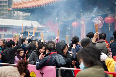 Crowded with worshippers in Chinese new year at Wong Tai Sin temple, Hong Kong Fotografie stock - Rights-Managed, Codice: 855-05983069