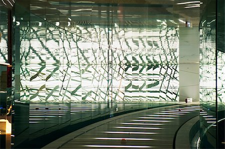 Spiegelungen auf dem Glas Wand in der Shopping-Mall von Nina Tower, Tsuen Wan, Hong Kong Stockbilder - Lizenzpflichtiges, Bildnummer: 855-05983274