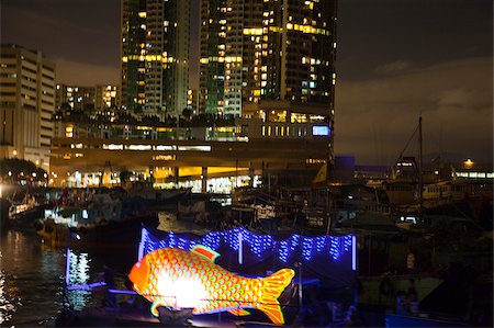 simsearch:855-06313820,k - Un défilé de bateaux de nuit célèbre le Festival de Kung Tam au refuge de typhon Shaukeiwan, Hong Kong Photographie de stock - Rights-Managed, Code: 855-05983424