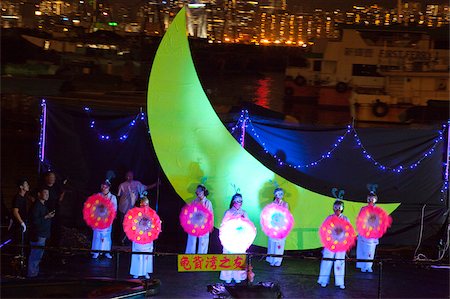 simsearch:855-06313820,k - Un défilé de bateaux de nuit célèbre le Festival de Kung Tam au refuge de typhon Shaukeiwan, Hong Kong Photographie de stock - Rights-Managed, Code: 855-05983425