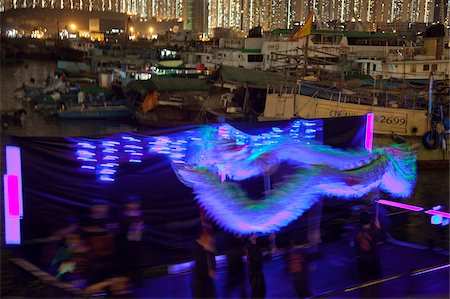 simsearch:855-06313820,k - Un défilé de bateaux de nuit célèbre le Festival de Kung Tam au refuge de typhon Shaukeiwan, Hong Kong Photographie de stock - Rights-Managed, Code: 855-05983427