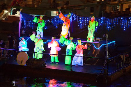 simsearch:855-06313820,k - Un défilé de bateaux de nuit célèbre le Festival de Kung Tam au refuge de typhon Shaukeiwan, Hong Kong Photographie de stock - Rights-Managed, Code: 855-05983429