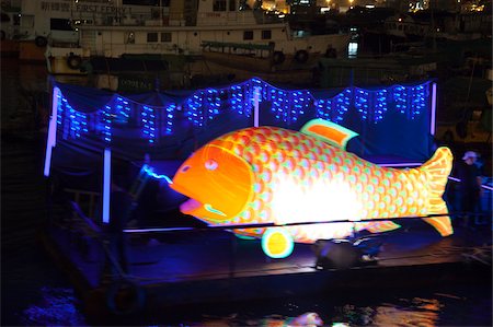 simsearch:855-06313820,k - Un défilé de bateaux de nuit célèbre le Festival de Kung Tam au refuge de typhon Shaukeiwan, Hong Kong Photographie de stock - Rights-Managed, Code: 855-05983422