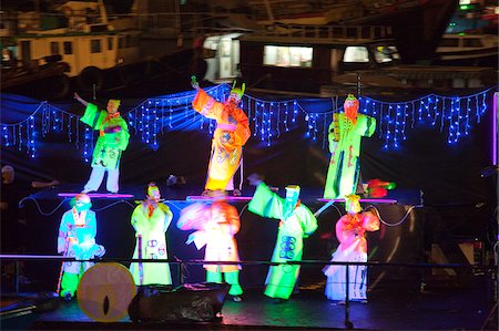 simsearch:855-06313820,k - Un défilé de bateaux de nuit célèbre le Festival de Kung Tam au refuge de typhon Shaukeiwan, Hong Kong Photographie de stock - Rights-Managed, Code: 855-05983430