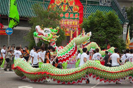 Dragon dance celebrating Tam Kung festival at Tam Kung temple, Shaukeiwan, Hong Kong Foto de stock - Direito Controlado, Número: 855-05983451