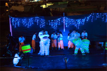 simsearch:855-06313820,k - Un défilé de bateaux de nuit célèbre le Festival de Kung Tam au refuge de typhon Shaukeiwan, Hong Kong Photographie de stock - Rights-Managed, Code: 855-05983504