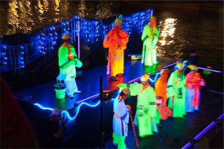 simsearch:855-06313820,k - Un défilé de bateaux de nuit célèbre le Festival de Kung Tam au refuge de typhon Shaukeiwan, Hong Kong Photographie de stock - Rights-Managed, Code: 855-05983514