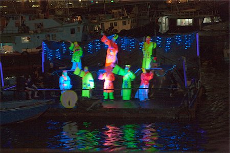 simsearch:855-06313820,k - Un défilé de bateaux de nuit célèbre le Festival de Kung Tam au refuge de typhon Shaukeiwan, Hong Kong Photographie de stock - Rights-Managed, Code: 855-05983516