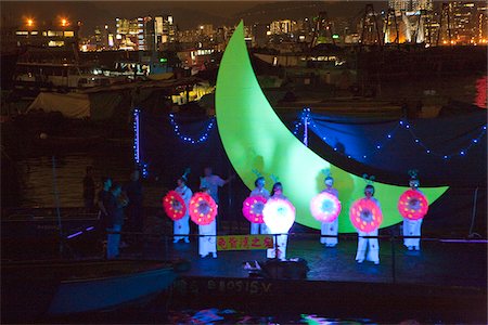 simsearch:855-06313820,k - Un défilé de bateaux de nuit célèbre le Festival de Kung Tam au refuge de typhon Shaukeiwan, Hong Kong Photographie de stock - Rights-Managed, Code: 855-05983512