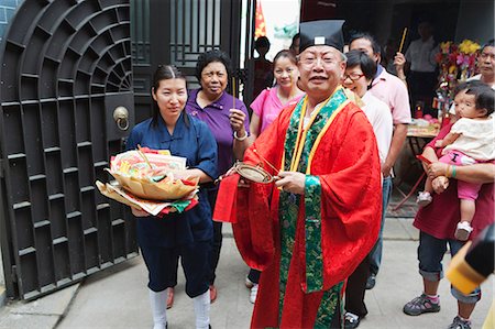 simsearch:855-06022499,k - Prêtre taoïste tenant une cérémonie pour le festival de Tin Hau au Grand Temple, Joss House Bay, Hong Kong Photographie de stock - Rights-Managed, Code: 855-06022504