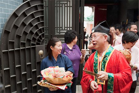 simsearch:855-06022499,k - Prêtre taoïste tenant une cérémonie pour le festival de Tin Hau au Grand Temple, Joss House Bay, Hong Kong Photographie de stock - Rights-Managed, Code: 855-06022505