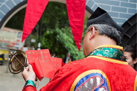 simsearch:855-06022499,k - Prêtre taoïste tenant une cérémonie pour le festival de Tin Hau au Grand Temple, Joss House Bay, Hong Kong Photographie de stock - Rights-Managed, Code: 855-06022502