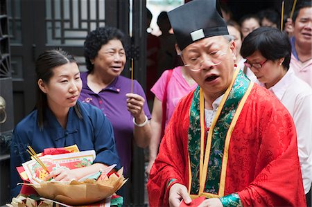 simsearch:855-06022499,k - Prêtre taoïste tenant une cérémonie pour le festival de Tin Hau au Grand Temple, Joss House Bay, Hong Kong Photographie de stock - Rights-Managed, Code: 855-06022503