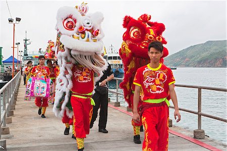 Lion dance at the pier of Joss House bay celebrating the Tin Hau festival, Hong Kong Foto de stock - Direito Controlado, Número: 855-06022516