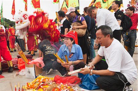 simsearch:855-06313373,k - Fidèles offrant de l'encens dans le temple de Tin Hau pendant le festival, Joss House Bay, Hong Kong de Tin Hau Photographie de stock - Rights-Managed, Code: 855-06022528