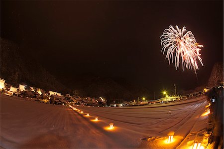 Fireworks celebrating the snow lantern festival with traditional folk houses covered with snow, Miyama-cho, Kyoto Prefecture, Japan Foto de stock - Con derechos protegidos, Código: 855-06022581