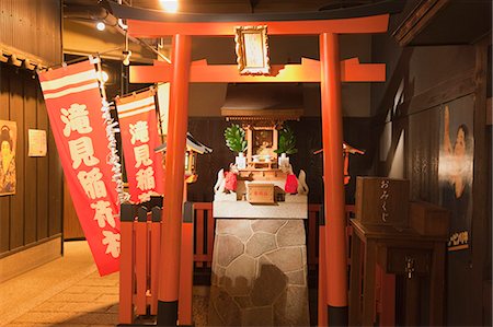 Portail Torii dans le restaurant de cuisine japonaise traditionnelle, Osaka, Japon Photographie de stock - Rights-Managed, Code: 855-06314307