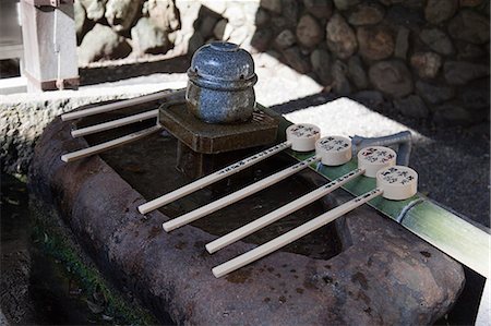 simsearch:855-06314371,k - Drinking water fountain at Fushimi Inari Taisha Shrine, Kyoto, Japan Fotografie stock - Rights-Managed, Codice: 855-06314365