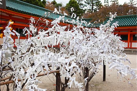 Temple Heian avec des papiers de divination suspendus sur une branche d'arbre au premier plan, Kyoto, Japon Photographie de stock - Rights-Managed, Code: 855-06314391