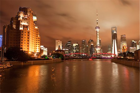 simsearch:855-08580905,k - Skyline von Lujiazui Pudong gesehen von Suzhou River bei Nacht, Shanghai, China Stockbilder - Lizenzpflichtiges, Bildnummer: 855-06312230