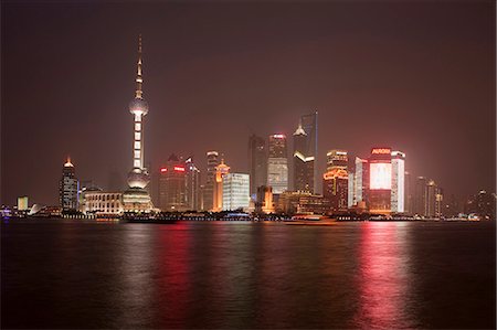 simsearch:855-06312256,k - Skyline de Lujiazui Pudong du Bund, la nuit, Shanghai, Chine Photographie de stock - Rights-Managed, Code: 855-06312255