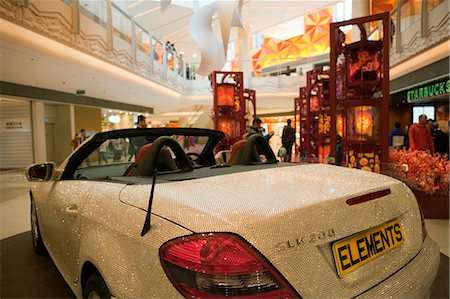 Une Mercedes Benz exposées aux éléments, centre commercial, west Kowloon, Hong Kong Photographie de stock - Rights-Managed, Code: 855-06312666