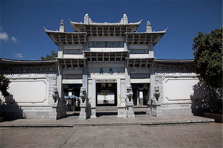 simsearch:855-06312964,k - Tor der Mu Herrenhaus (Mufu), Altstadt von Lijiang, Yunnan Provinz, China Stockbilder - Lizenzpflichtiges, Bildnummer: 855-06313079