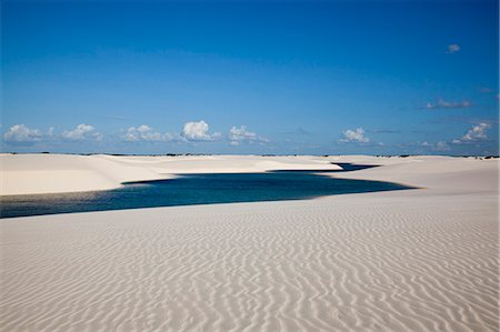 Dunes de sable près de Lagoa Bonita (belle lagune) à Parque Nacional dos Lencois Maranhenses, Brésil Photographie de stock - Rights-Managed, Code: 855-06313113