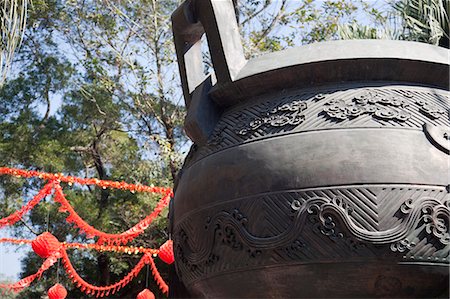 simsearch:855-06313786,k - A giant tripod displaying at Po Lin Monastery, Lantau Island, Hong Kong Fotografie stock - Rights-Managed, Codice: 855-06313604