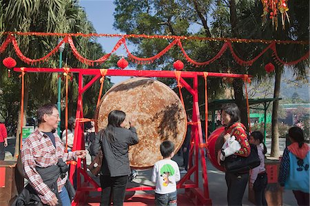 simsearch:855-05983077,k - People beating drum for a wish during the Chinese New Year at Po Lin Monastery, Lantau Island, Hong Kong Foto de stock - Direito Controlado, Número: 855-06313602