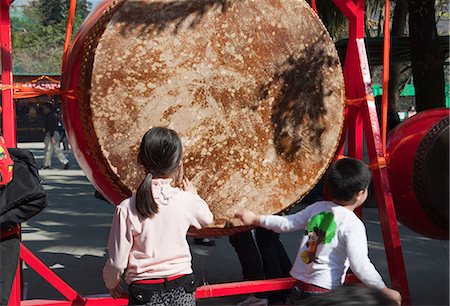 simsearch:855-05983077,k - People beating drum for a wish during the Chinese New Year at Po Lin Monastery, Lantau Island, Hong Kong Foto de stock - Direito Controlado, Número: 855-06313603