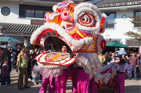 simsearch:855-06313391,k - Danse du lion célébrant le nouvel an chinois à Ngong Ping 360 village, île de Lantau, Hong Kong Photographie de stock - Rights-Managed, Code: 855-06313617