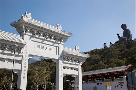 simsearch:855-05984035,k - Passerelle avec la statue du grand Bouddha à distance, l'île de Lantau, Hong Kong Photographie de stock - Rights-Managed, Code: 855-06313611