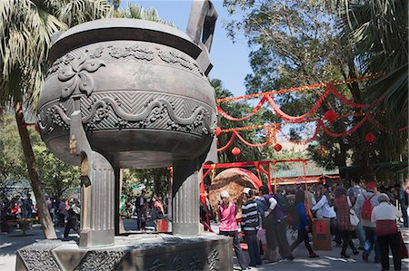 simsearch:855-06313786,k - A giant tripod displaying at Po Lin Monastery, Lantau Island, Hong Kong Fotografie stock - Rights-Managed, Codice: 855-06313720