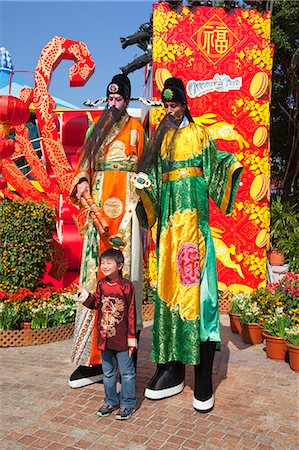 simsearch:855-06313820,k - Un garçon posant pour la photo avec la réplique de 2 officiers chinois antique, Ocean Park, Hong Kong Photographie de stock - Rights-Managed, Code: 855-06313802