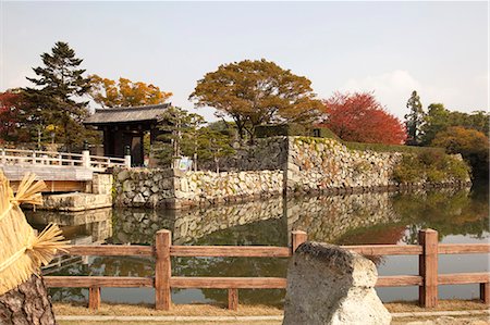 simsearch:855-06337562,k - Les trois pays 'fossé dans le centre du Japon de la préfecture de Hyogo complexe Himeji castle' Photographie de stock - Rights-Managed, Code: 855-06337561