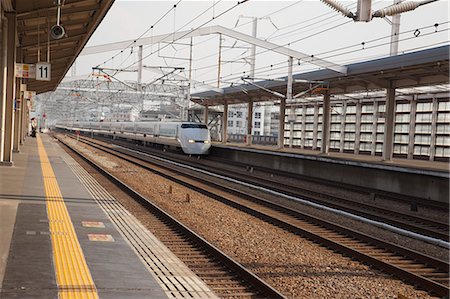 simsearch:855-02987005,k - Einem Hochgeschwindigkeitszug übergibt Hemeji Station, Hyogo-Präfektur, Japan Stockbilder - Lizenzpflichtiges, Bildnummer: 855-06337577