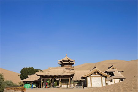 Moon printemps pavillon, Yueyaquan (lac de Crescent moon), Mingsha Shan, Dunhuang, Silkroad, Province de Gansu, Chine Photographie de stock - Rights-Managed, Code: 855-06337755
