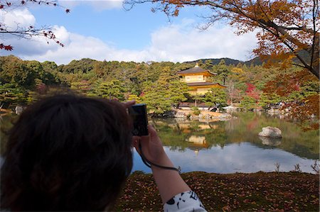 simsearch:855-06338472,k - A tourist taking photo of Rokuon-ji Temple (Kinkakuji), Kyoto, Japan Foto de stock - Con derechos protegidos, Código: 855-06338435