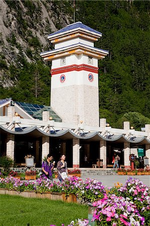 Shopping center at the entrance of the Jiuzaigou scenic area, Sichuan, China Stock Photo - Rights-Managed, Code: 855-06338595